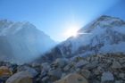 Zdolat ho je snem mnoha horolezců. A nejen jich, čím dál častěji se na nejvyšší horu světa pokoušejí vystoupat i nepříliš profesionální lezci. (Na snímku klasická jižní cesta přes ledopád Khumbu.)