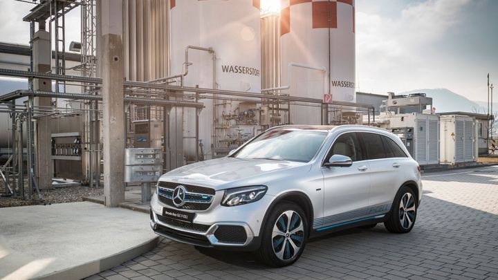 Mercedes řadí vodíkovou zpátečku. Nejsou peníze, baterie mají přednost