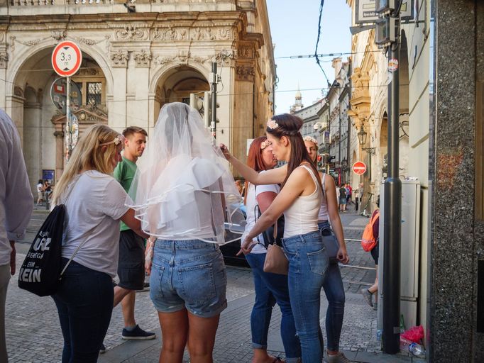 Vítejte v Pragolandu. Turistická Praha na fotkách