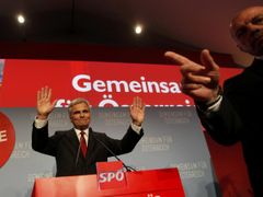 Rakouský kancléř Werner Faymann hovoří ke svým stoupencům po oznámení prvních odhadů parlamentních voleb. Podle nich sociální demokraté zvítězili.