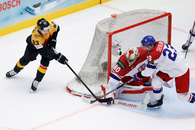 Leonhard Pföderl a  Daniel Vladař v zápase MS 2025 Česko - Německo