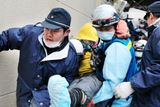 Po devíti dnech vytáhli záchranáři z trosek v nejhůře postižené prefektuře Mijagi šestnáctiletého mladíka a jeho babičku. Na snímku ho nesou do vrtulníku.
