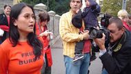 Sabe Soe from the Burma Center Prague appeals to the people who showed up to keep their spirit alive in the days to come. "Don't believe what the media are saying, the protests in Burma will not die," she said, her voice breaking. The little son of Igor Blaževič from the People in Need foundation has his doubts