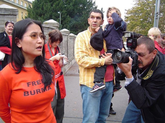 Sabe Soe from the Burma Center Prague appeals to the people who showed up to keep their spirit alive in the days to come. "Don't believe what the media are saying, the protests in Burma will not die," she said, her voice breaking. The little son of Igor Blaževič from the People in Need foundation has his doubts