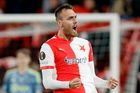 Slavia - Ajax 1:1. Šance na obrat, hosté jdou po červené kartě do deseti