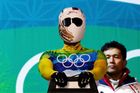 S helmami to na olympiádě vůbec bylo zajímavé: Kvůli helmě (ve skeletonu) se protestovalo, jiní zas využili tuto součást povinné výbavy k projevům osobitosti; ta je na OH značně omezená olympijskými pravidly. 
Na snímku japonský závodník ve skeletonu Kazuhiro Koši.