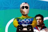 S helmami to na olympiádě vůbec bylo zajímavé: Kvůli helmě (ve skeletonu) se protestovalo, jiní zas využili tuto součást povinné výbavy k projevům osobitosti; ta je na OH značně omezená olympijskými pravidly. 
Na snímku japonský závodník ve skeletonu Kazuhiro Koši.
