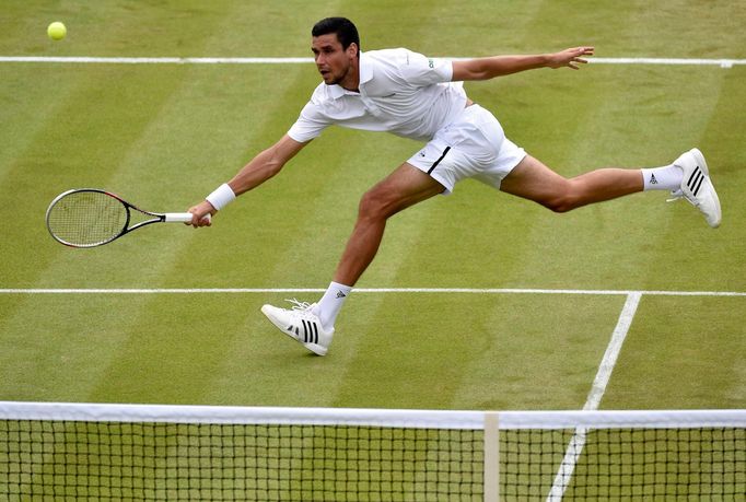 Victor Hanescu v prvním kole Wimbledonu 2014