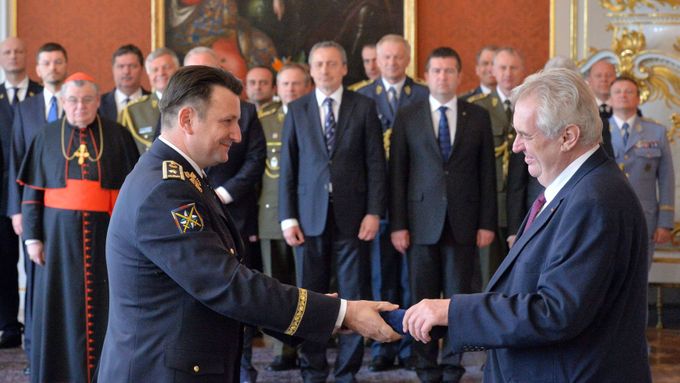 Policejní prezident Tomáš Tuhý to s politiky umí velmi dobře. (Pro nás škoda.)