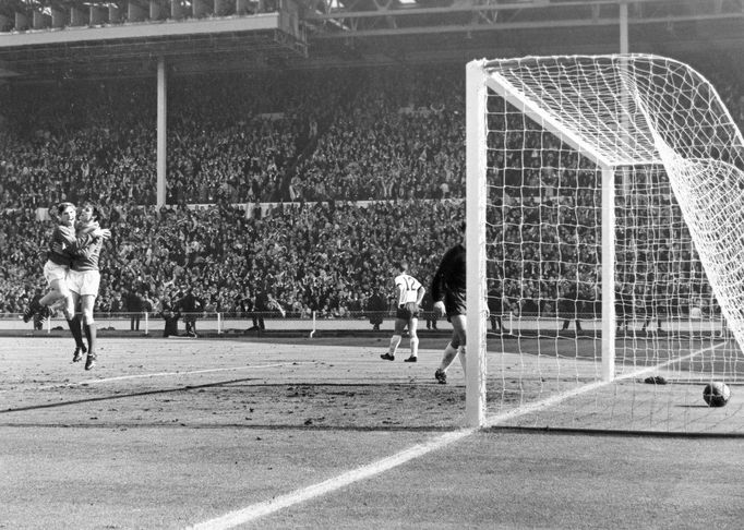 Finále mistrovství světa ve fotbale 1966 v Anglii před 97 000 diváky na stadionu Wembley v Londýně.