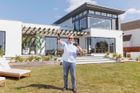 Důchodci se úplně změnil život. Vyhrál luxusní dům, kde by si přál bydlet snad každý