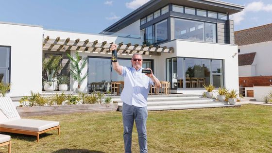 Důchodci se úplně změnil život. Vyhrál luxusní dům, kde by si přál bydlet snad každý