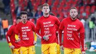 Při rozcvičce si fotbalisté Walesu nevlékli trička odkazující na jejich antirasistické postoje...