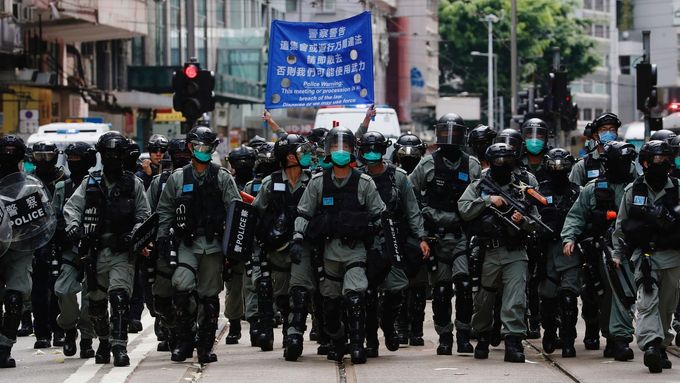 Nový národně bezpečnostní zákon dává Číně možnost potrestat opozici a demonstranty v Hongkongu. Tisíce lidí přesto protestují.
