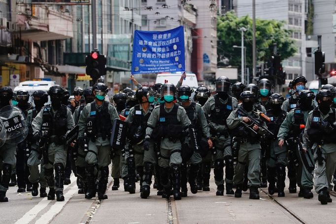 Nový národně bezpečnostní zákon dává Číně možnost potrestat opozici a demonstranty v Hongkongu. Tisíce lidí přesto protestují.