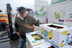 Každý Čech vyhodí týdně kilo jídla. Plýtvání v řetězcích má skončit, novou povinnost ale řeší soud