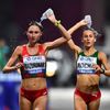 Volha Mazuronaková z Běloruska a Salome Rocha z Portugalska při maratonu na MS v atletice v Dauhá 2019
