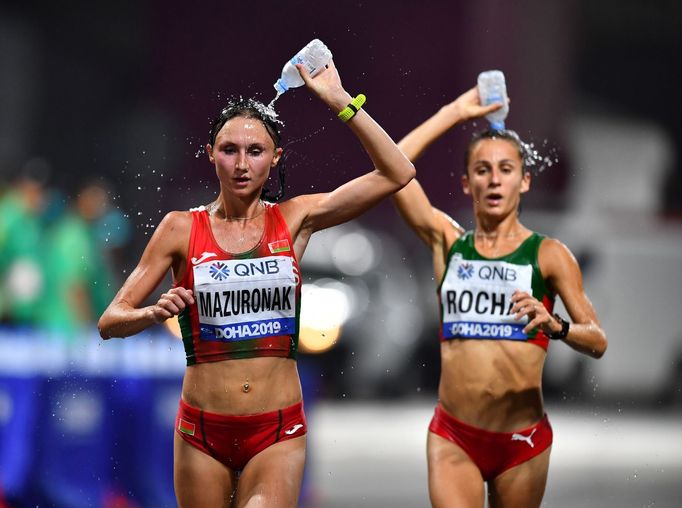 Volha Mazuronaková z Běloruska a Salome Rocha z Portugalska při maratonu na MS v atletice v Dauhá