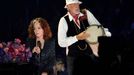 Bonnie Raitt a Mick Fleetwood zazpívali kompozici Songbird.