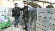 Městská policie hlídá hliníkové bariéry pod Palackého mostem před zloději barevných kovů.