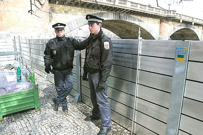 Městská policie hlídá hliníkové bariéry pod Palackého mostem před zloději barevných kovů.