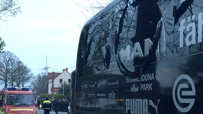 Dortmundský autobus byl poškozen po třech explozích při odjezdu z hotelu na stadion.