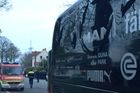 Takto vypadal autobus Borussie Dortmund po třech explozích, které autokarem otřásly krátce před začátkem zápasu čtvrtfinále Ligy mistrů s Monakem.
