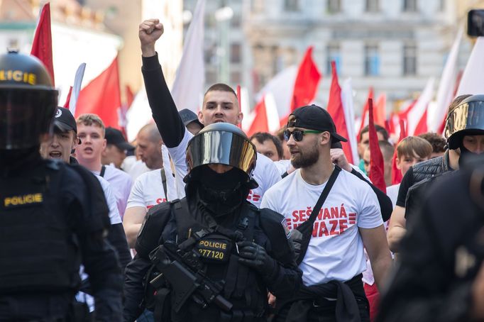 Pochod fanoušků Slavie z Náměstí Republiky na finále Mol Cupu na stadion pražské Sparty na Letné.