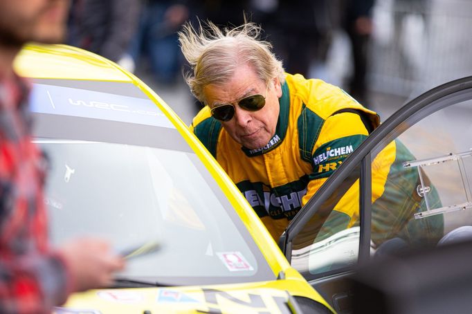 Start Středoevropská rallye na Hradčanském náměstí v Praze.