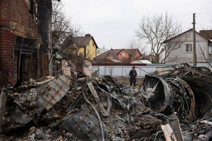 Trosky neidentifikovatelného letadla, které dopadlo na dům v obytné části Kyjeva.