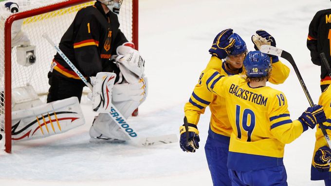 Hokejisté Švédska se radují z gólu do sítě Německa