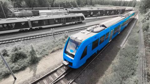 Vlak na vodík. Ekologičtější cestování na železnici začne v roce 2022