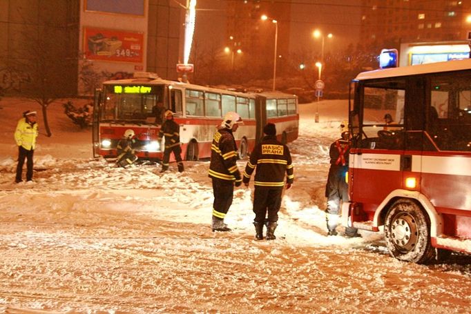 Hasiči v Praze 6 ulici Makovského vyprošťují autobus, který se zasekl v tramvajových kolejích