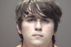 Soud odmítl pustit na kauci sedmnáctiletého útočníka z Texasu. Na střední škole zastřelil 10 lidí