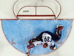 Cristobal Huet z Francie během zápasu se Švýcarskem