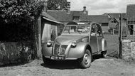 Po válce Citroën mohl rozběhnout výrobu modelu Traction Avant, 2CV - na jehož vývoji se omezeně pracovalo i za války - si ale musel počkat. Až 7. října 1948 představila automobilka na pařížském autosalonu definitivní podobu vozu. Mimochodem bylo to první sériové auto s radiálními pneumatikami Michelin na světě.