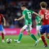 Gavin Whyte a Alex Král v zápase Česko - Severní Irsko