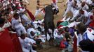 A wild cow jumps over revellers during festivities in the bullring following the sixth running of the bulls of the San Fermin festival in Pamplona July 12, 2012. Several runners suffered light injuries in the fastest run (two minutes and twenty seconds) so far in this festival, according to local media. REUTERS/Susana Vera (SPAIN - Tags: SOCIETY ANIMALS TPX IMAGES OF THE DAY) Published: Čec. 12, 2012, 10:59 dop.