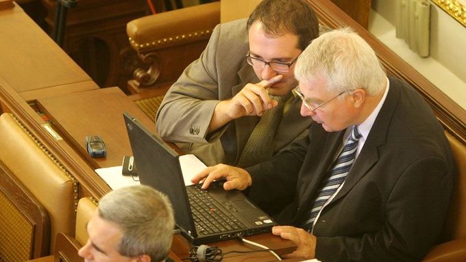 Poslanci Pohanka a Melčák v poslanecké lavici.