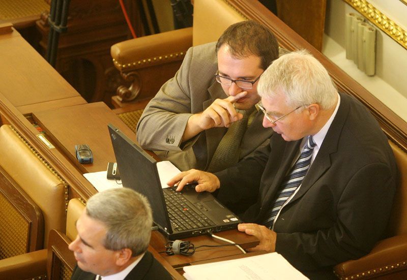 Poslanci Pohanka a Melčák v poslanecké lavici