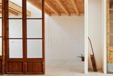 Projekt v Sant Ferran na Baleárách má na svědomí španělské architektonické studio IBAVI, které v zájmu ekologie při stavbě rodinného domu použilo například mořské byliny (posidonie) a mořskou sůl.