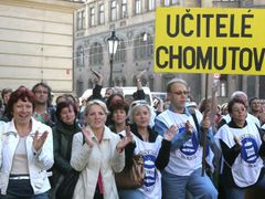 Jde nám přeci o peníze pro vaše děti, volali demonstranti.