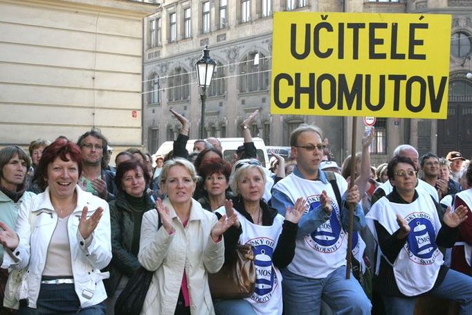 Jde nám přeci o peníze pro vaše děti, volali demonstranti.