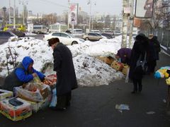 Pouliční prodej jablek. V pozadí billboard Julije Tymošenkové