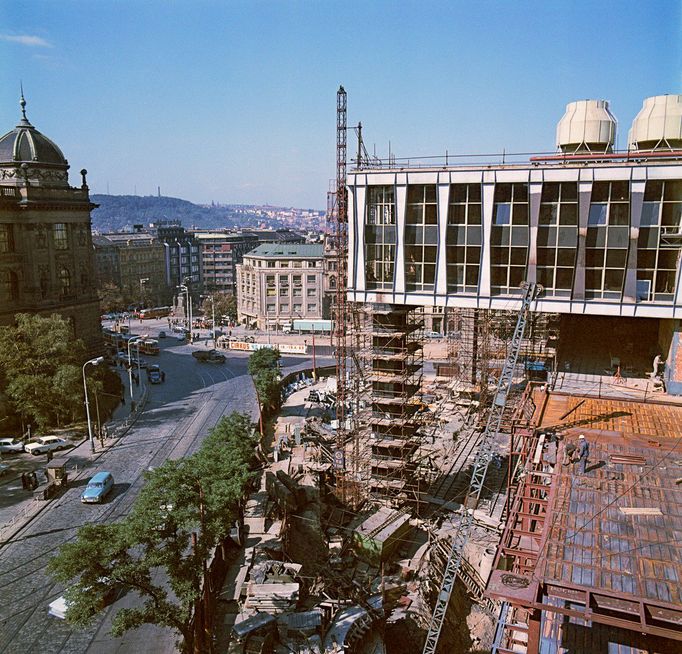 Výstavba budovy někdejší budovy Federální shromáždění v Praze na fotografii z roku 1969.