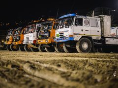 Flotila doprovodných kamionů připravovaných týmem Tomáše Tomečka pro pomoc účastníkům Africa Eco Race