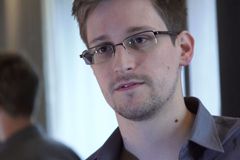 V USA je Snowden za vlastizrádce. Přesto tvrdí, že z úkrytu v Rusku dál pracuje pro americkou vládu