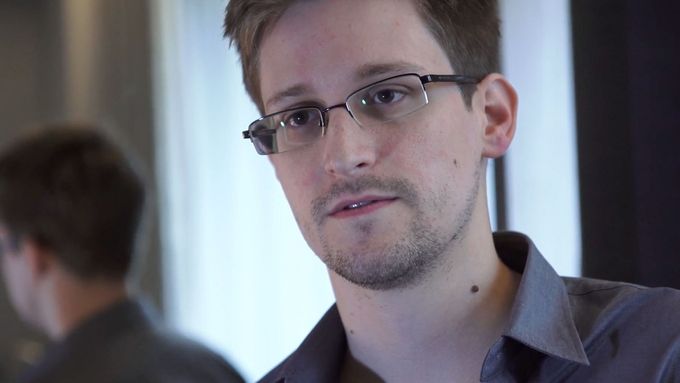 Američan Edward Snowden zveřenil tajné záznamy o sledování komunikace Američanů i evropských špiček.