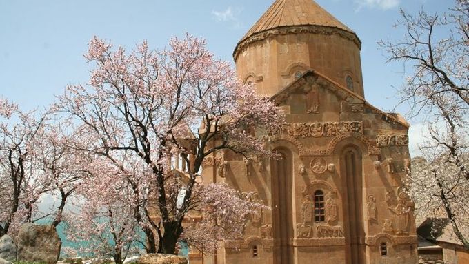 Křesťanské menšiny v Turecku nyní mohou požádat o navrácení majetku (na snímku bývalý arménský kostel svatého Kříže na jezeře Van v jihovýchodním Turecku)