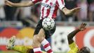 Liverpoolský Mohamed Sissoko v souboji o míč s Timmy Simonsem z PSV Eindhoven v Lize mistrů skupiny C.